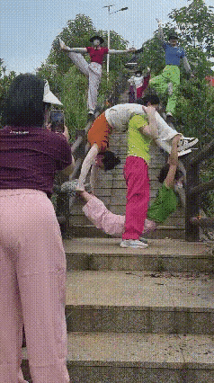 一个新型的锻炼方式出炉，看着都渗的慌，一个女人相当于另外扛着两个人，这两个人的分