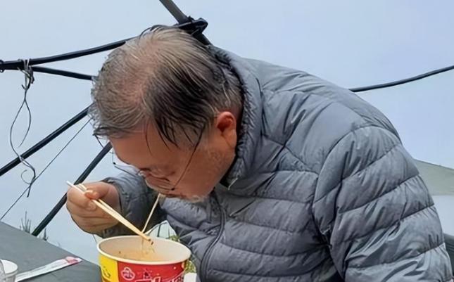 坐在街边吃泡面的老头，是韩国前总统文在寅。他亲口对人说过这样一句话：“自从我挚友