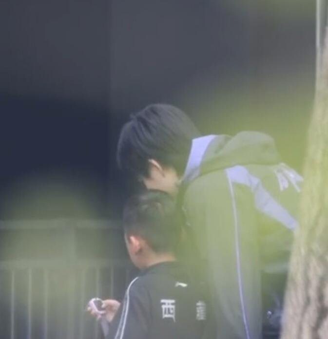 王楚钦和小朋友电话手表合照用小天才就可以和头头哥哥合照大朋友小朋友被小天才手表框