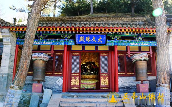 五台山善财洞大文殊殿菩萨顶上的藻井画的居然是太极八卦图，有的老师问为啥佛教菩萨的