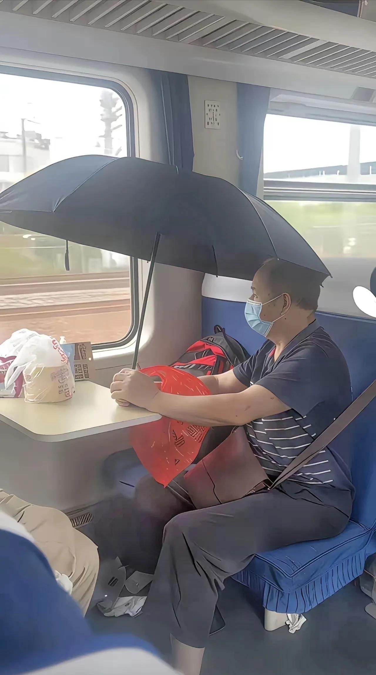 我说为什么么在火车上打伞？后来才知道他怀里抱着亲人的骨灰。我能理解家属的心情，但