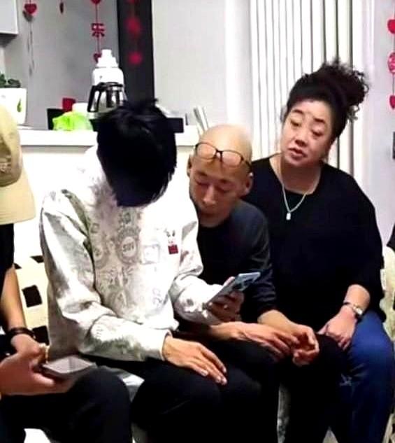 一个被领养又遭弃养的孩子回国认亲，最戳人的不是亲爹，而是继母的一句话。

29岁