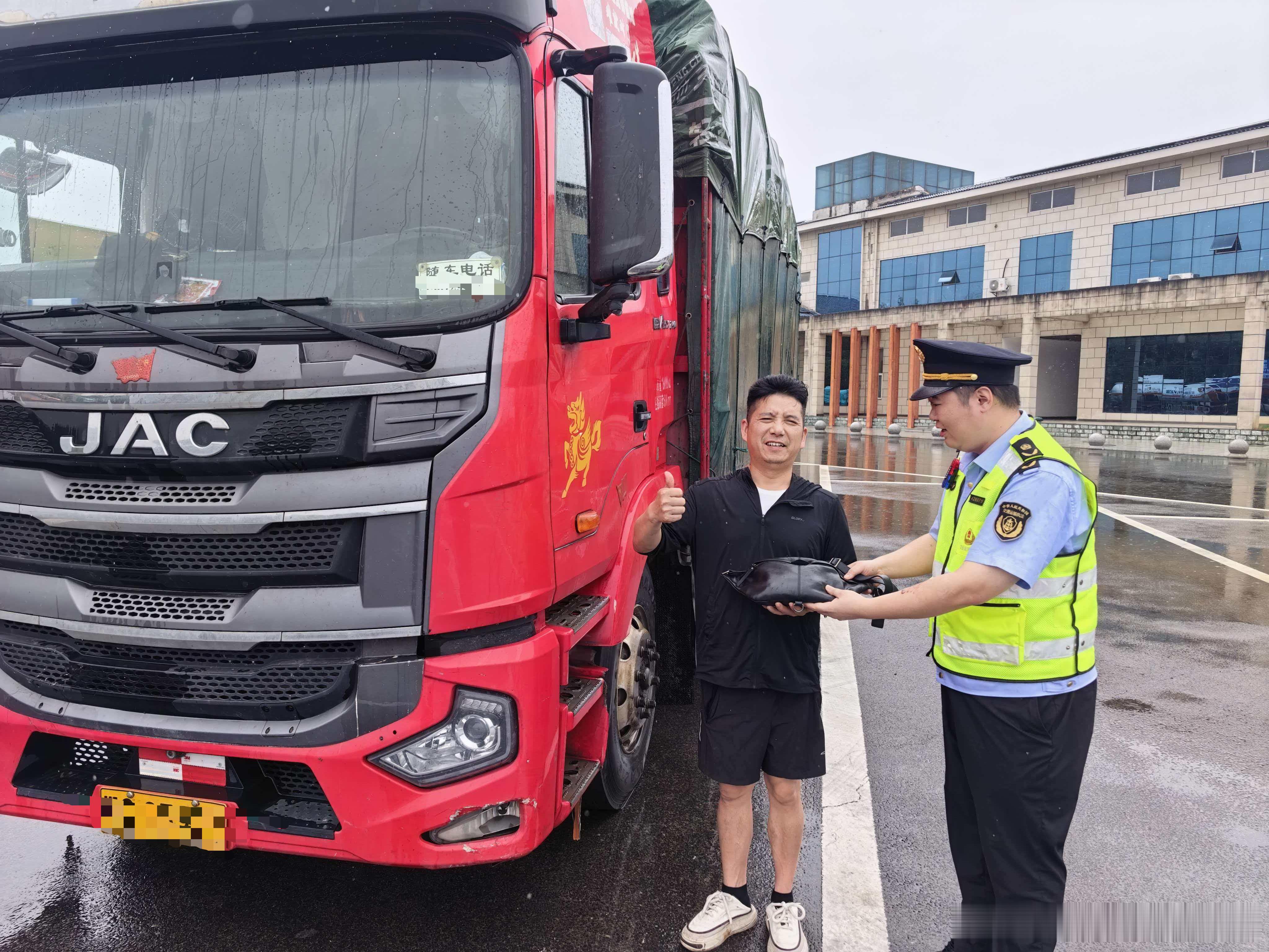 948快讯湖北交通执法 【证件遗落服务区，路政联动“完璧归赵”】近日，S88岳宜