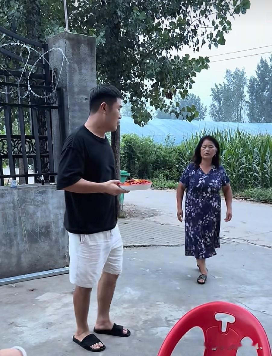 小故事！
    李佳的 视频开始改头换面了。开始把 半熟往正人君子这边拉。现在