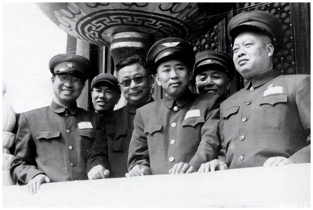 1943 年 9 月，彭德怀与刘伯承奉命返回延安，因需穿越敌占区，两人均乔装打扮