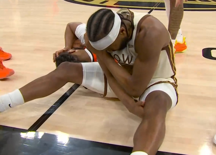 穆迪今天还受伤了他刚才是提前离开了替补席 回更衣室了 科尔赛后 “ 他扭伤了右手