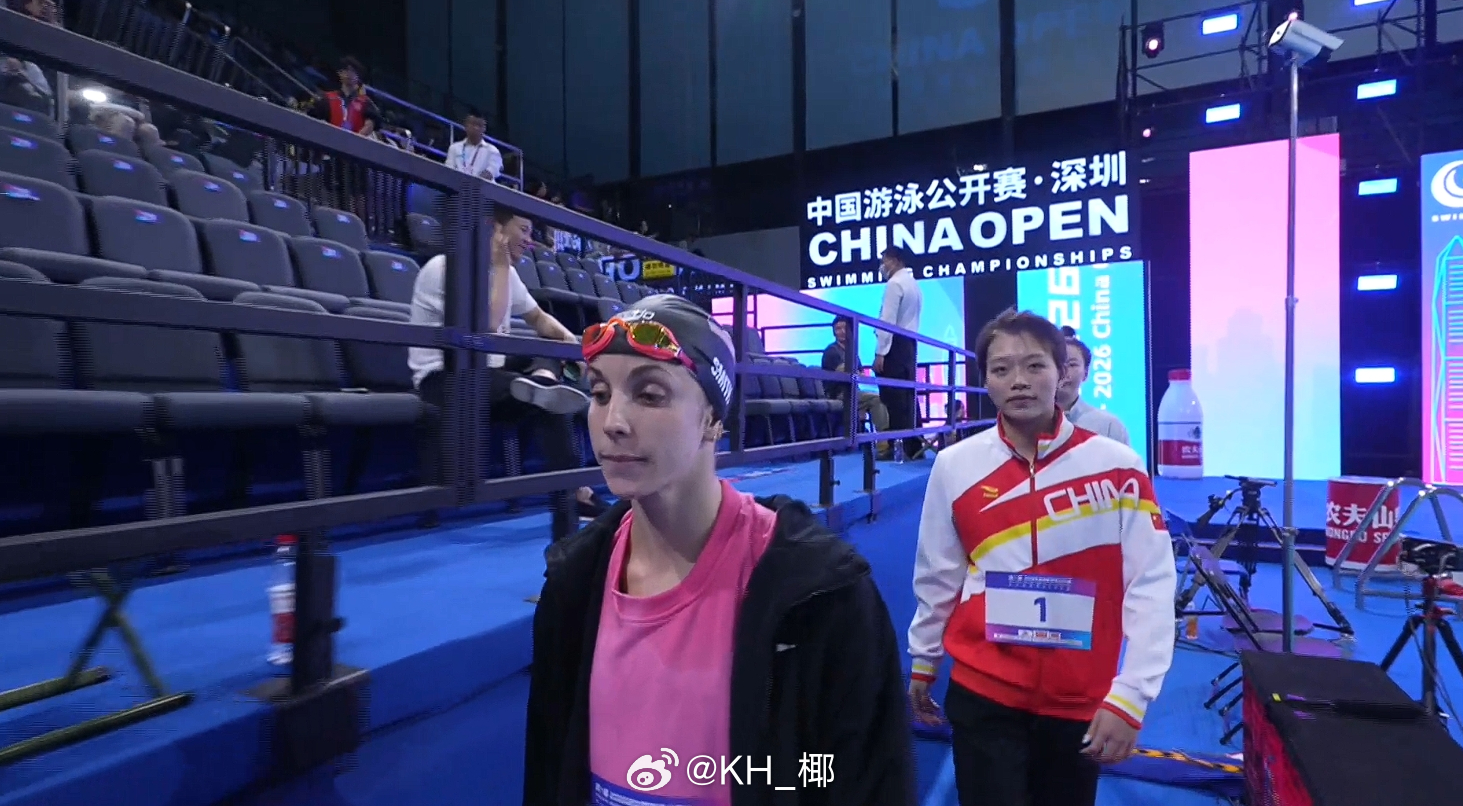 刷带着泳帽泳镜参与颁奖 