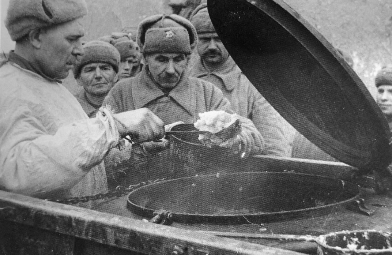 [呲牙] 这满满一大勺，吃的是什么？1944 年，东线，乌克兰。苏军乌克兰第 3