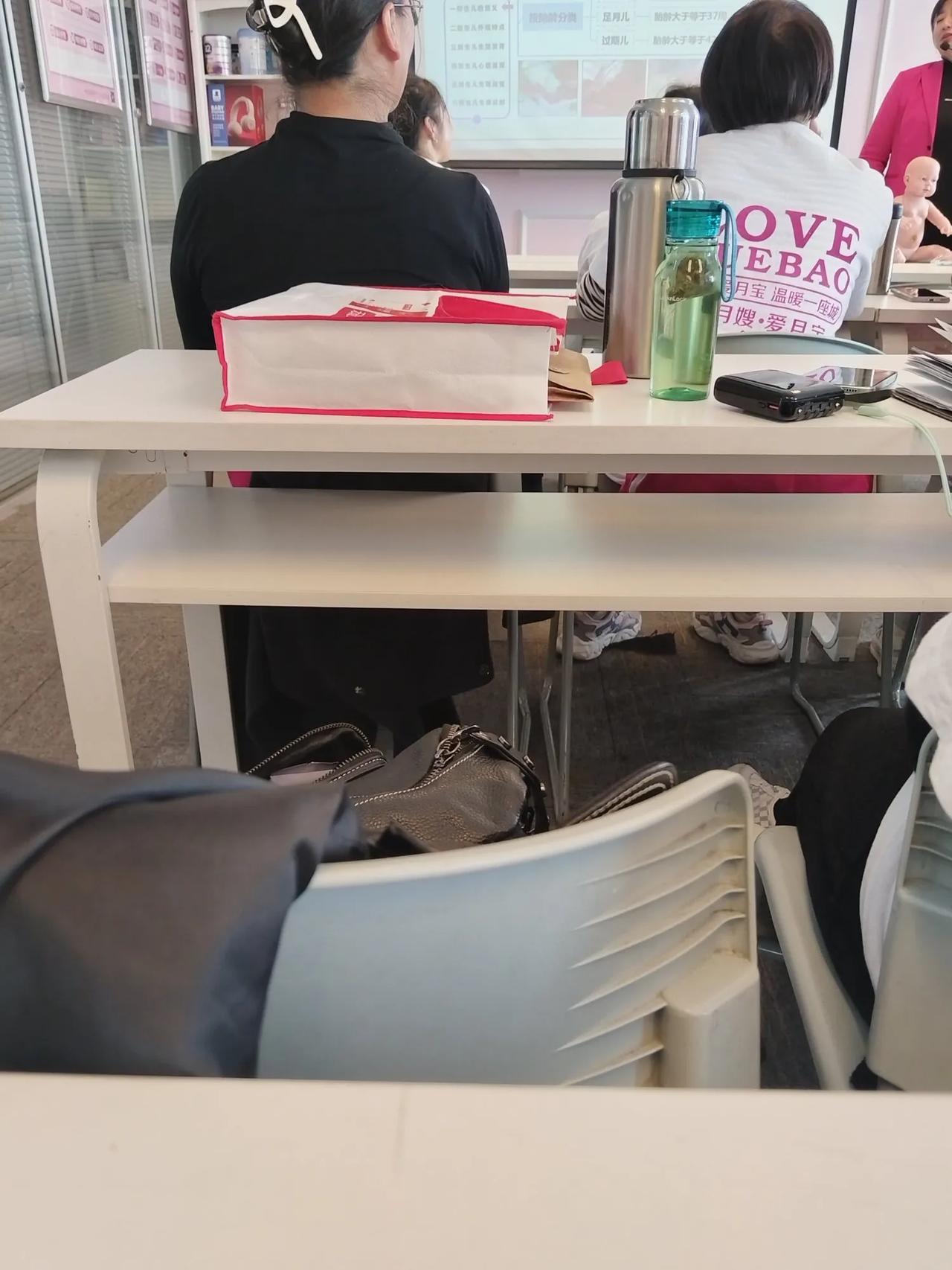 以前生闺女时啥也不懂，老母亲去世的早婆婆也不管，自己跌跌撞撞的把孩子养大，弄的孩