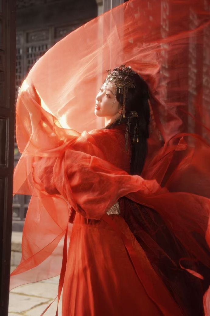 宣璐红衣神女中式美学古装宣璐给人的感觉就像是从诗画中走出来的仙子，每一张照片都能