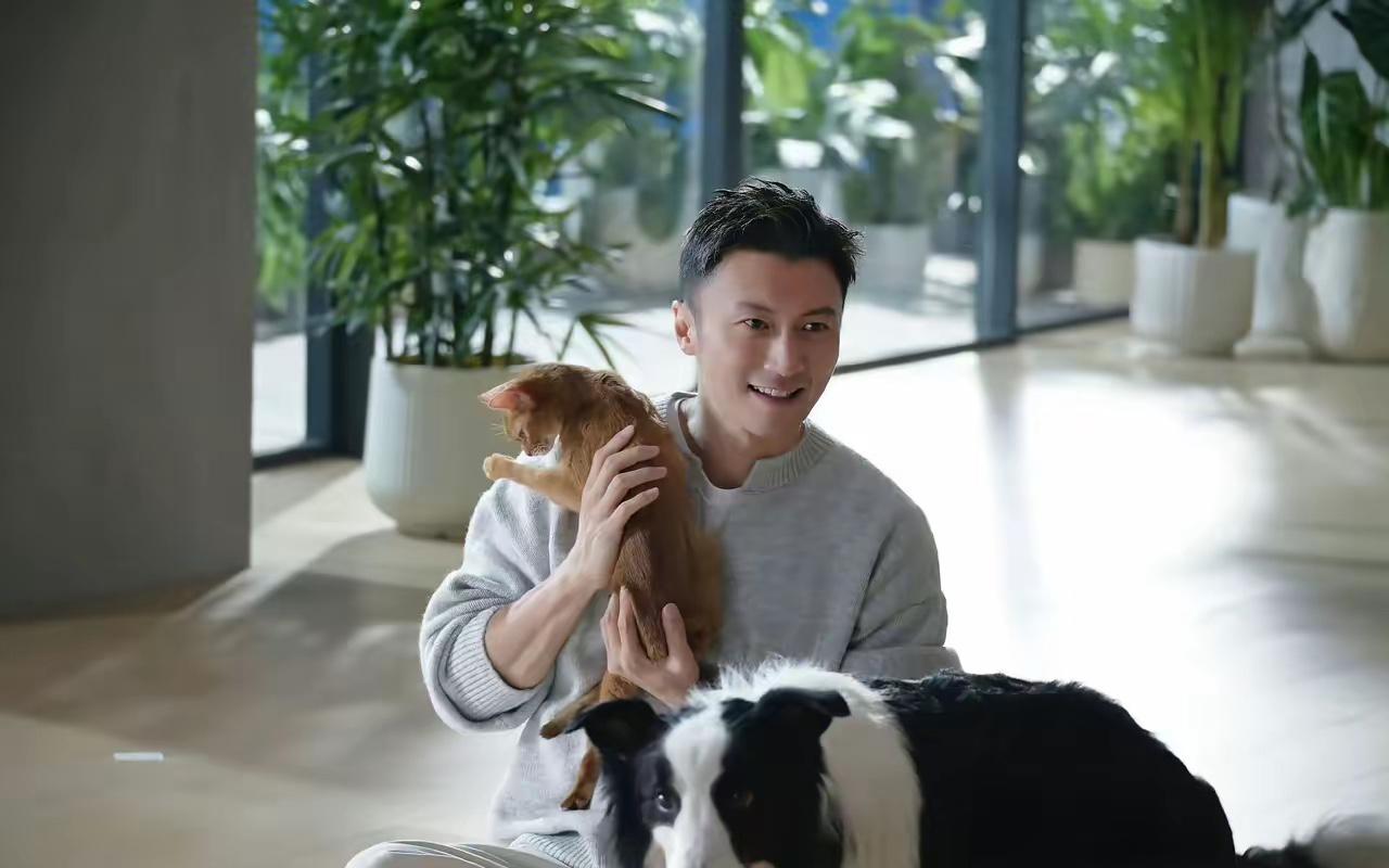 谁能想到！谢霆锋在深圳演唱会，当场决定拍卖专属龙脊麦架，这份温柔真的太圈粉了！