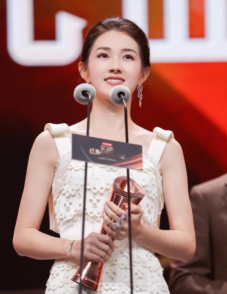 99年郭宇欣确实好看，眉眼舒展有神，笑起来超有感染力，皮肤白皙透亮。镜头里自带柔