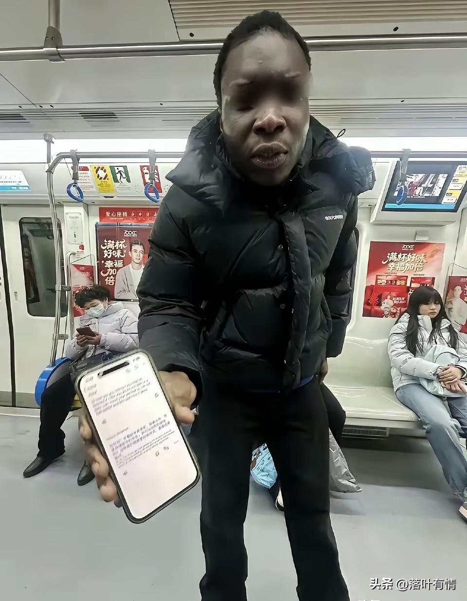 女子坐地铁遇见了老外留学生，
又看了老外几眼，
没想到老外就上前搭话，
直接给他