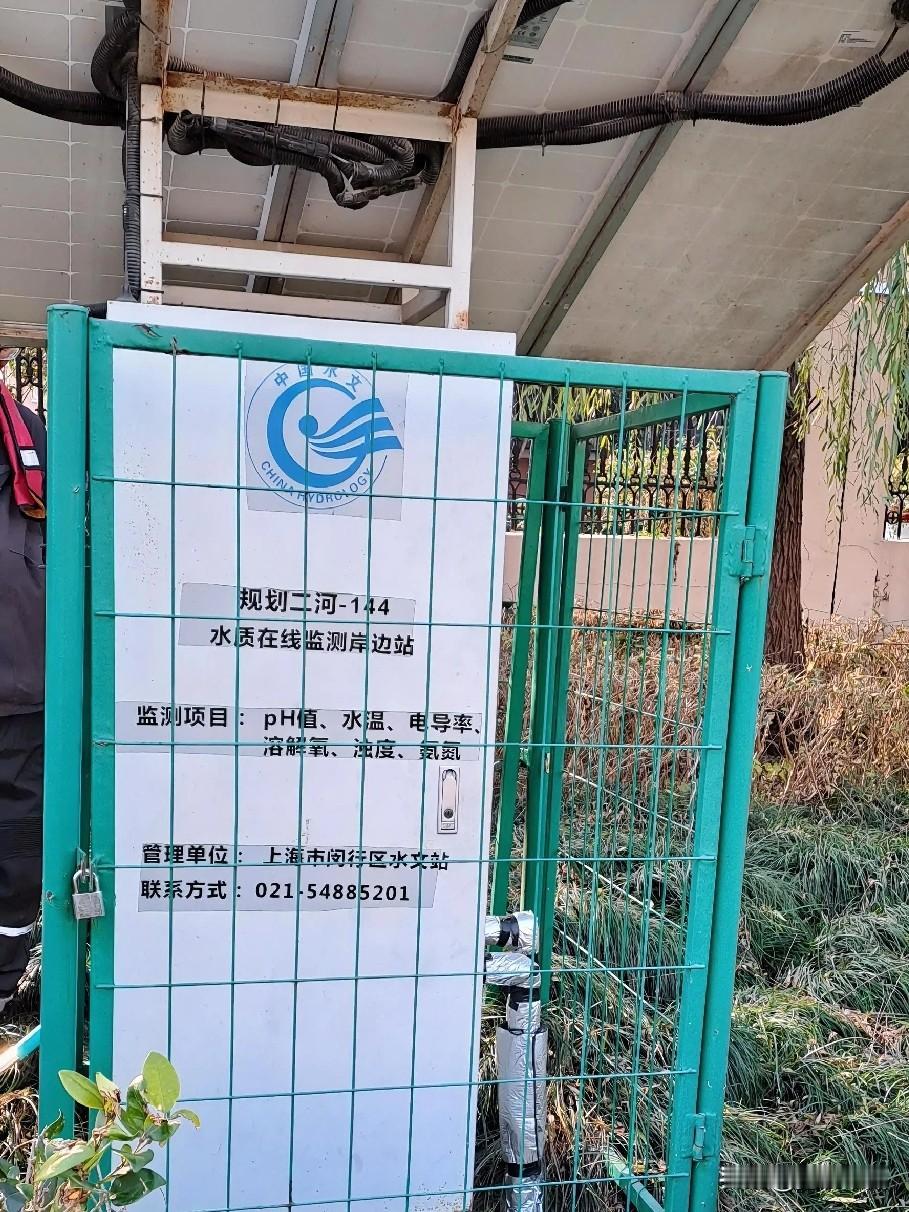 冬日生活打卡季每个小河旁边有都这么一间小棚，今天碰到一位男士在开门，我好奇地打听