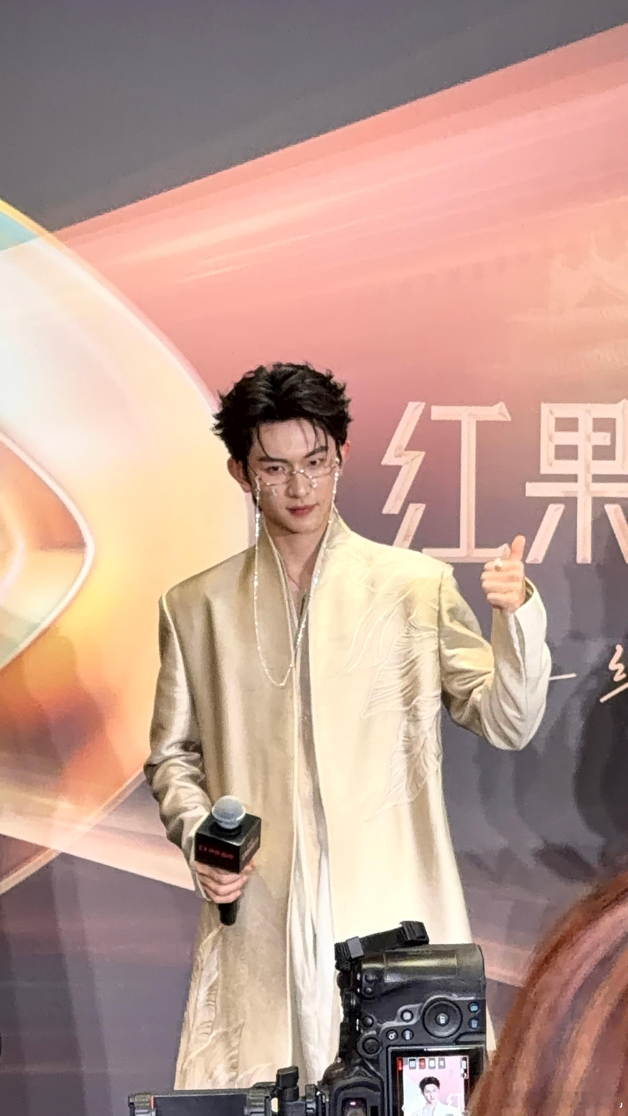 陈添祥气场全开鎏光盛典现场，陈添祥气场全开，每一步都踏出自信，这范儿太足了！ 