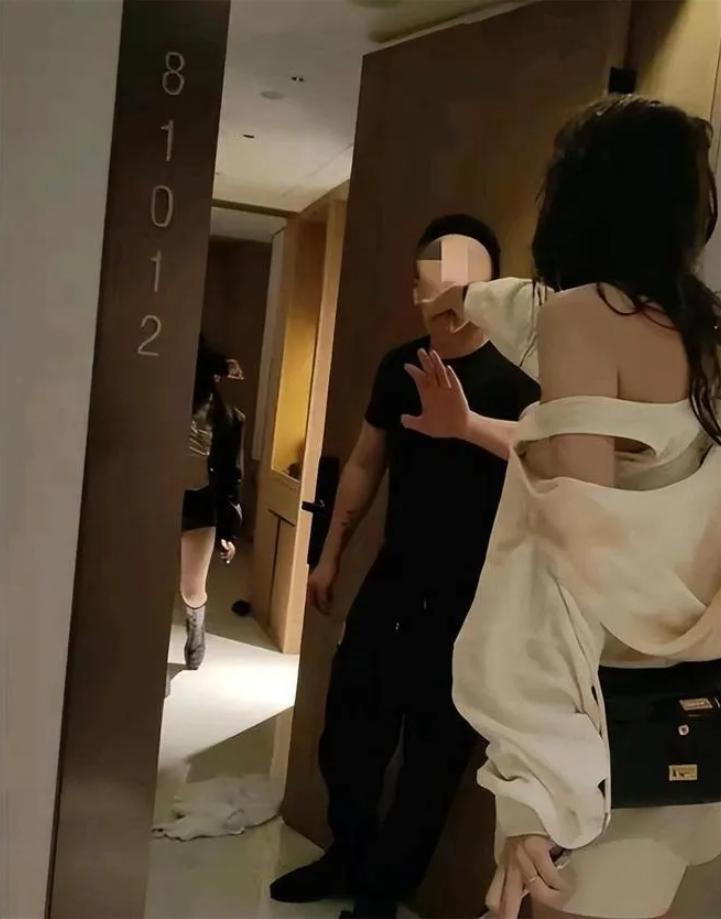 陕西渭南发生了一桩让人唏嘘的婚姻纠纷，女子婚内出轨被丈夫抓包，丈夫气愤之下扇其耳