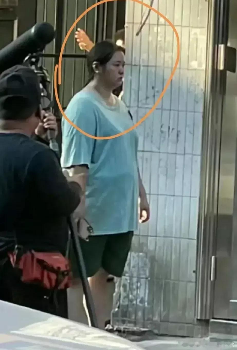 差点以为图一就是贾玲，上哪找的体型这么像的群演？ ​​​