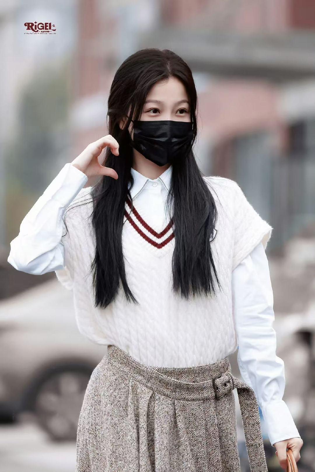 虞书欣半扎发温柔学姐虞书欣云初令学院风上班路透我的温柔学姐～虞书欣