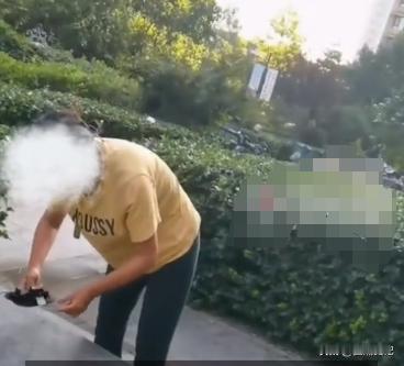 居心叵测！河北廊坊，男子在小区散步时意外看到一陌生大妈正在放生上千只蟑螂！男子拍