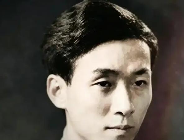 1978年，前上海公安局长扬帆失踪23年后在劳改农场被找到，他指着妻子和长子对管
