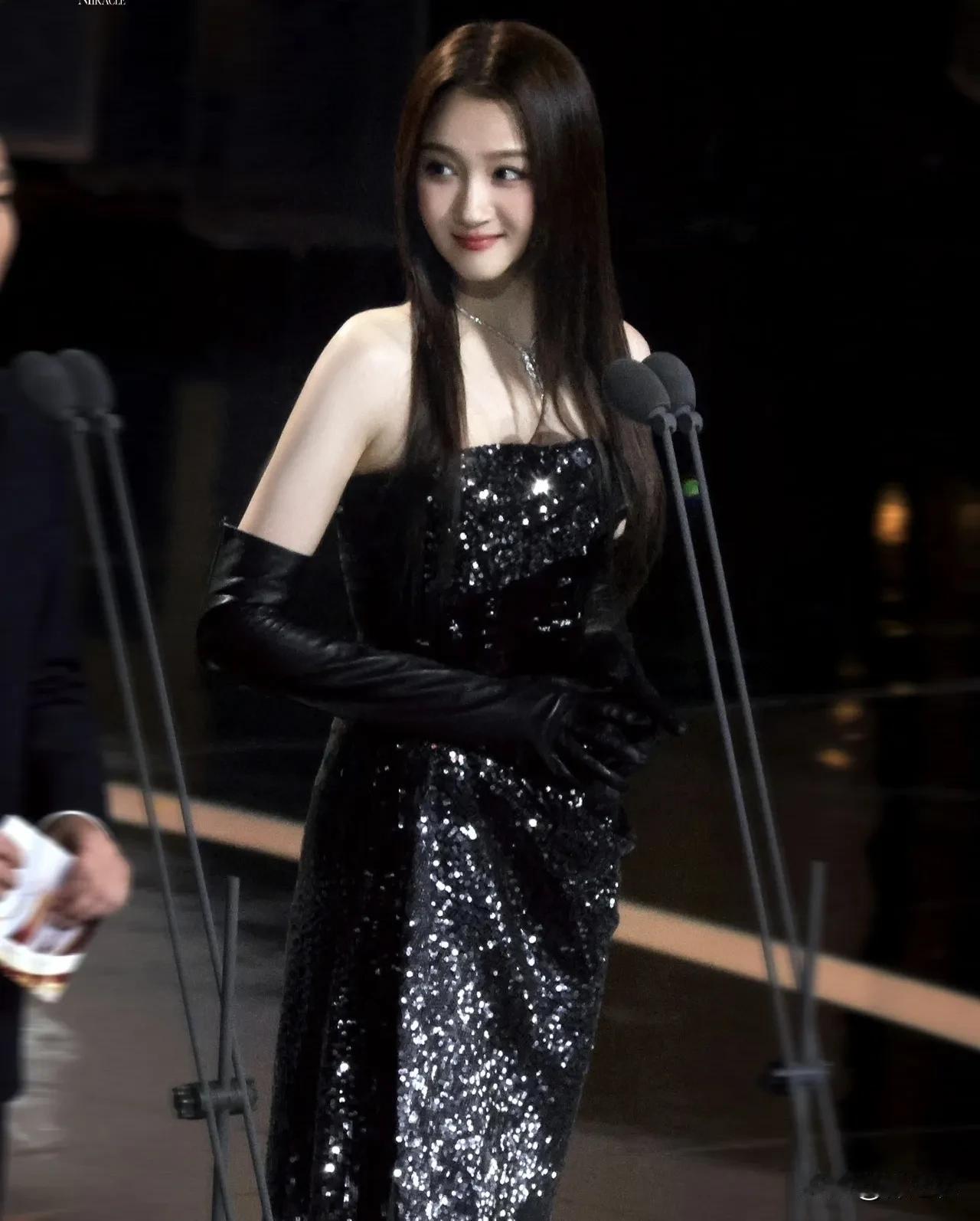 其实关晓彤也是高白瘦，但是我记得之前她和娜扎有一次华伦天奴还是巴黎世家的活动。