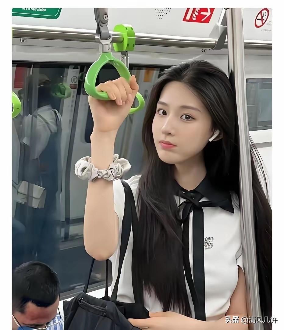 美女坐地铁发现手机被人偷了，正连着蓝牙放歌，她心想手机应该离自己不远，美女大喊：
