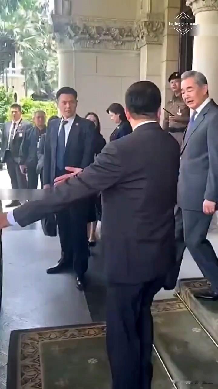 这可太有排面了！泰国总理亲自开车接待王毅部长，开的还是国产比亚迪海狮07！

要