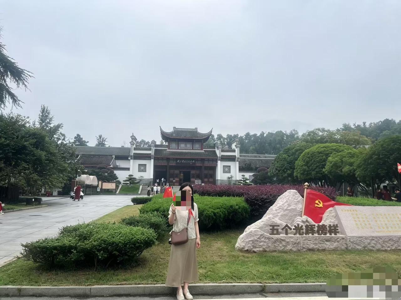 图一是我家亲戚现场拍摄的照片！
图二是毛主席故居照片！
图三是新闻联播画面！
@