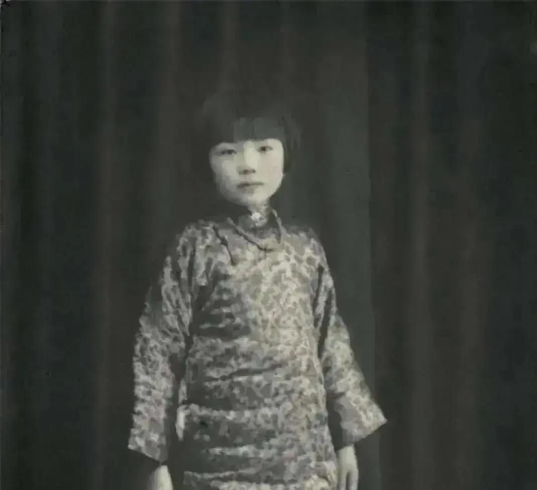 1929年，18岁丫鬟来凤在王府厨房诞下一子，被主母下令重打二十板子后发卖，亲子