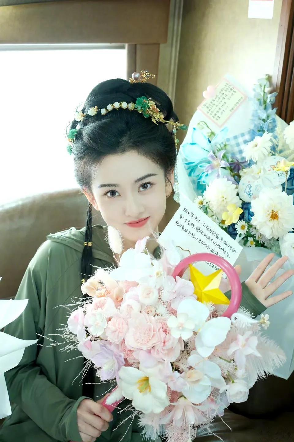 宋祖儿新剧《表妹万福》出妆，看来已经没事了！

她也算是守得云开见月明，沉寂了两