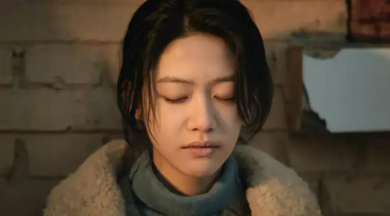 “最恶心的结局。”
 
《余红旧事》大结局播出后，这条评论冲上热搜前排。郝洁拿陈