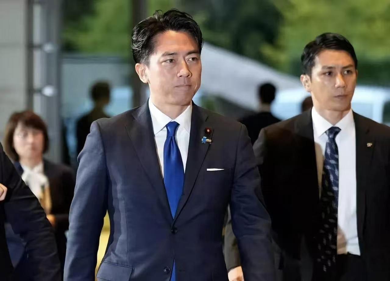 日本防卫大臣“拜鬼”！8月15日，在日本战败投降纪念日一早，日本防卫大臣小泉进次