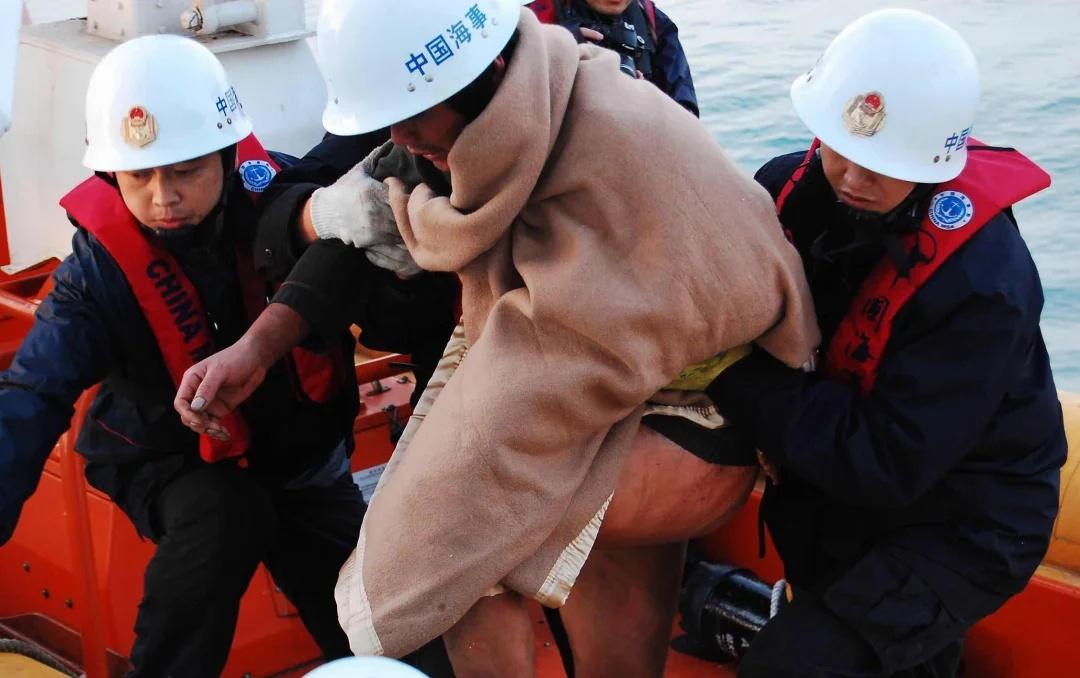 越南船南海沉没，中方救起39人，仍有23人失联。越南籍船舶南海沉没62人遇险，中