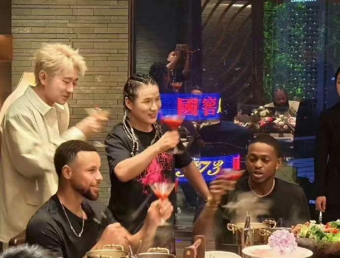 #全国球迷教库里说中文##库里最想参观西安兵马俑##库里张伟丽吃火锅#库里、福克