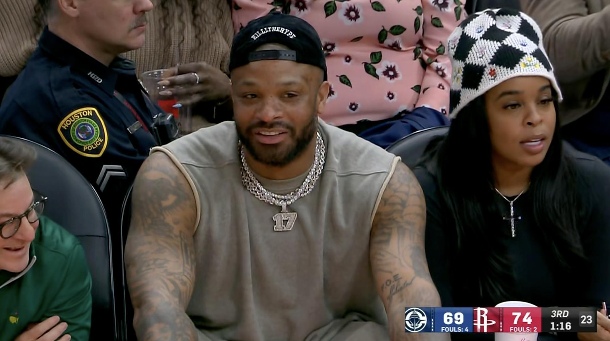 大家都熟，塔克今天来到火箭主场看比赛 