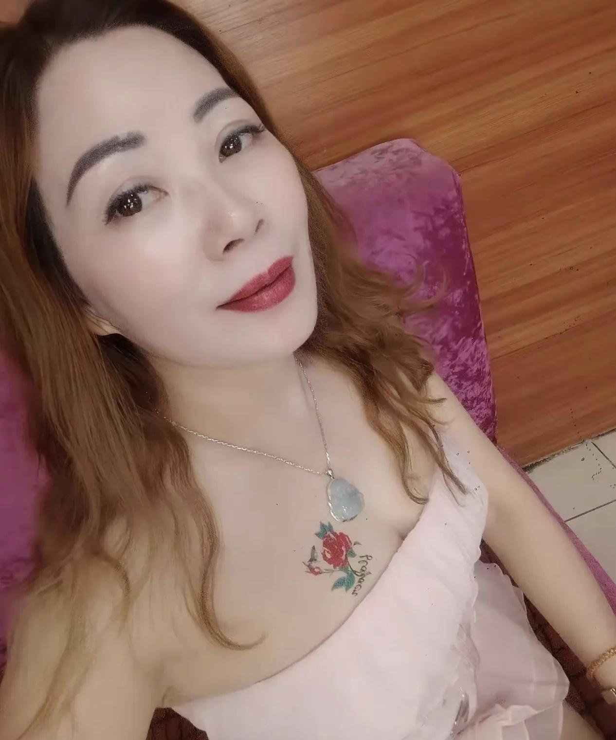 离婚多年
身边的人总爱劝我：“趁现在身体还硬朗，找个伴儿吧，后半辈子有个依靠，生