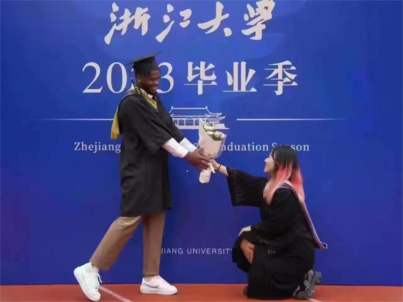 据说浙江大学2023年毕业典礼上，让人动容的一幕。
潜台词你看懂了吗？
爱情就该