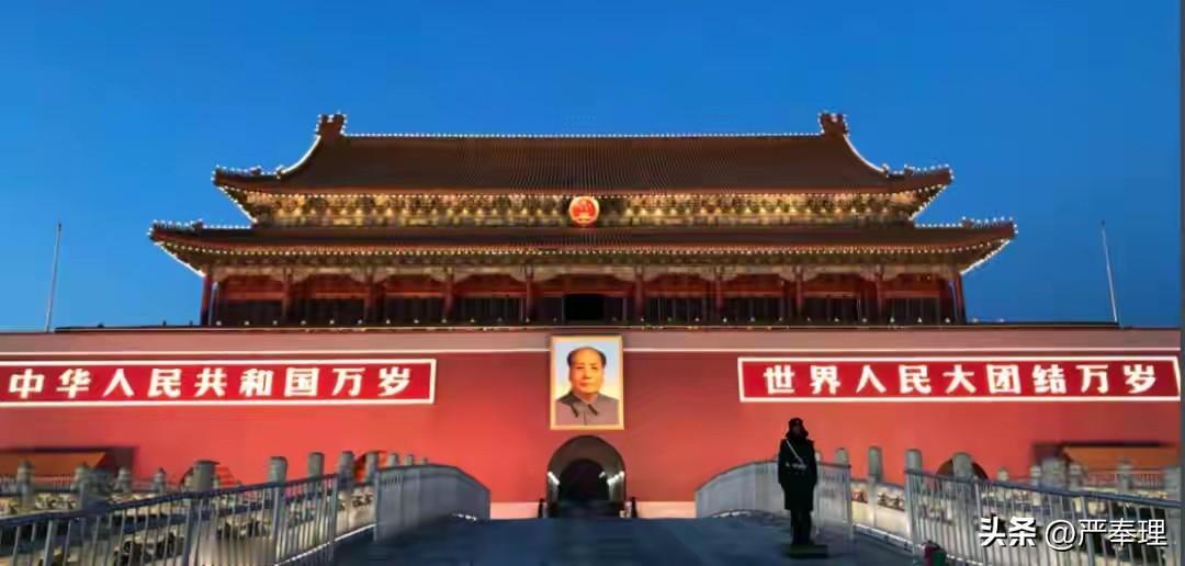 毛泽东同志是千古伟人和千古大家，他不仅有伟大的思想和理论，还有伟大的社会实践和革