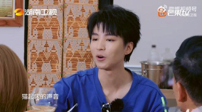 王俊凯对自己的吆喝声全肯定 在节目里体验花式吆喝，模仿得活灵活现，画面趣味十足。
