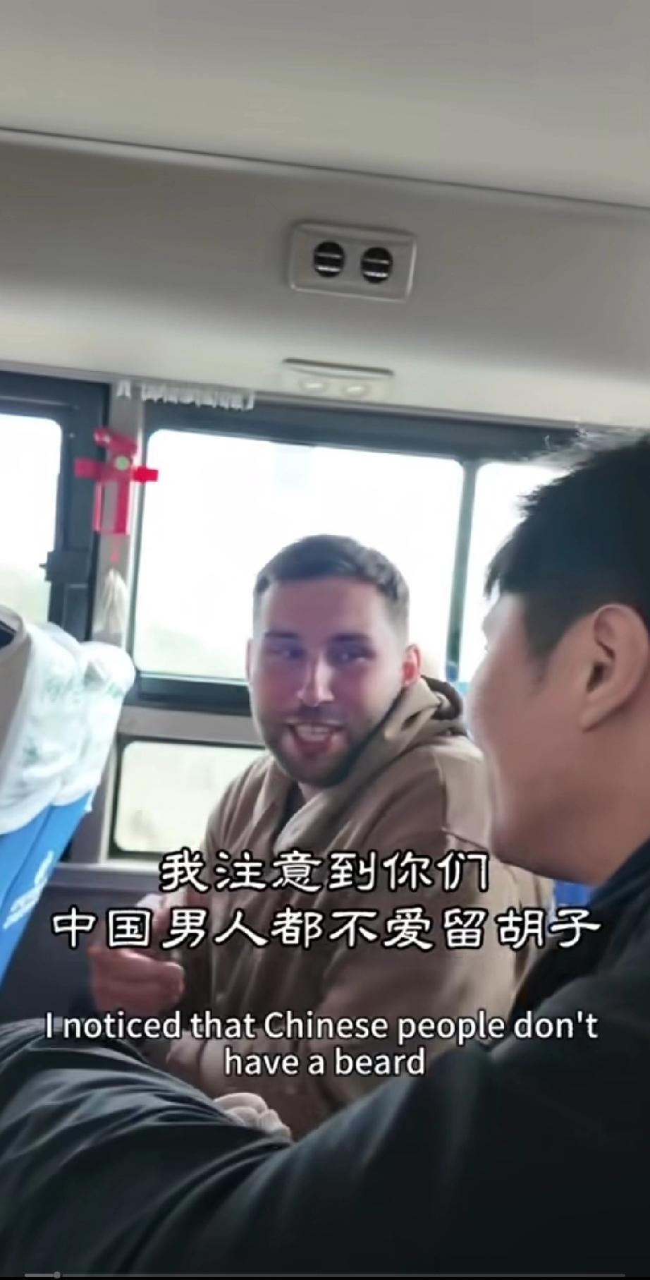 一外国哥们以为自己长了满脸的大胡子来到中国会很受中国女生欢迎，因为有中国女生说他