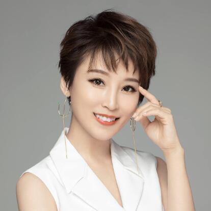 谢楠主持吴京电影首映 百亿票房男人的首映礼，主持人是自己老婆。谢楠在浪姐累死累活