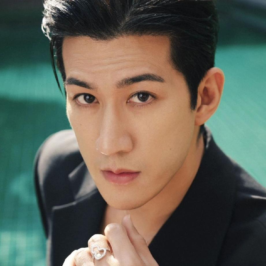 什么样的家庭能教育出李治廷这样的男人？
 
我好奇扒了一下他的父母，
 
才发现