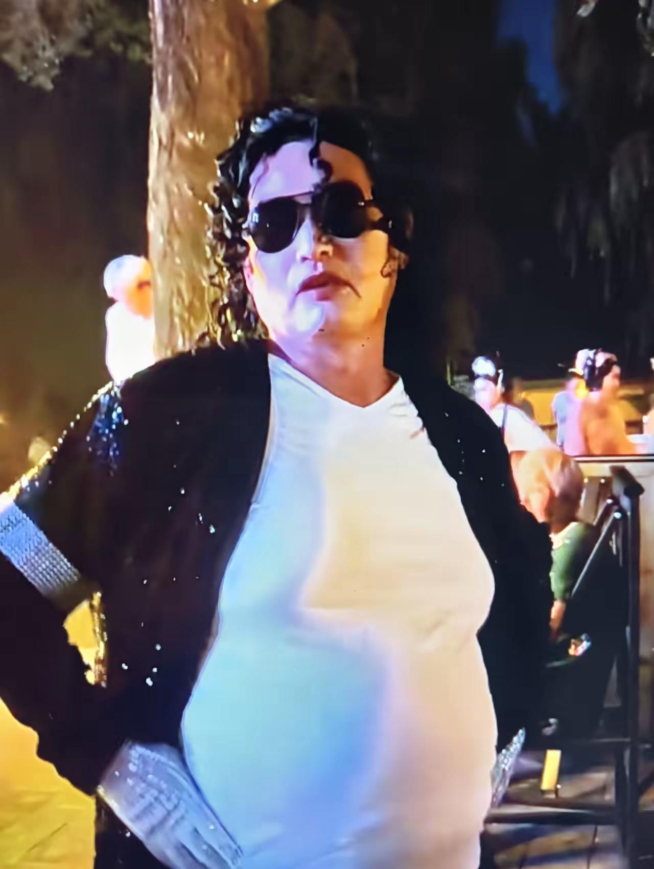 为什么老百姓对朱之文意见越来越大大衣哥朱之文挑战迈克杰克逊！谁能一眼认出图中的人