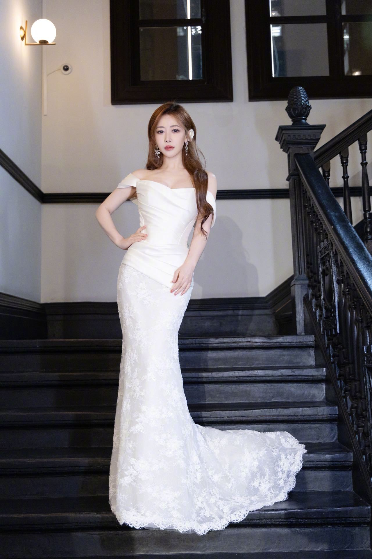 陈紫函优雅白裙 一袭白裙现身上海出席品牌活动，鱼尾裙摆拖曳在复古楼梯上，举手投足