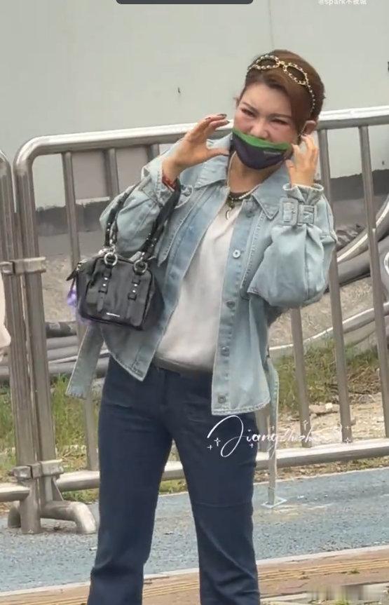 乌兰图雅上一秒比心下一秒骑马乘风2026乌兰图雅营业真的好认真，连坠马都这么有喜