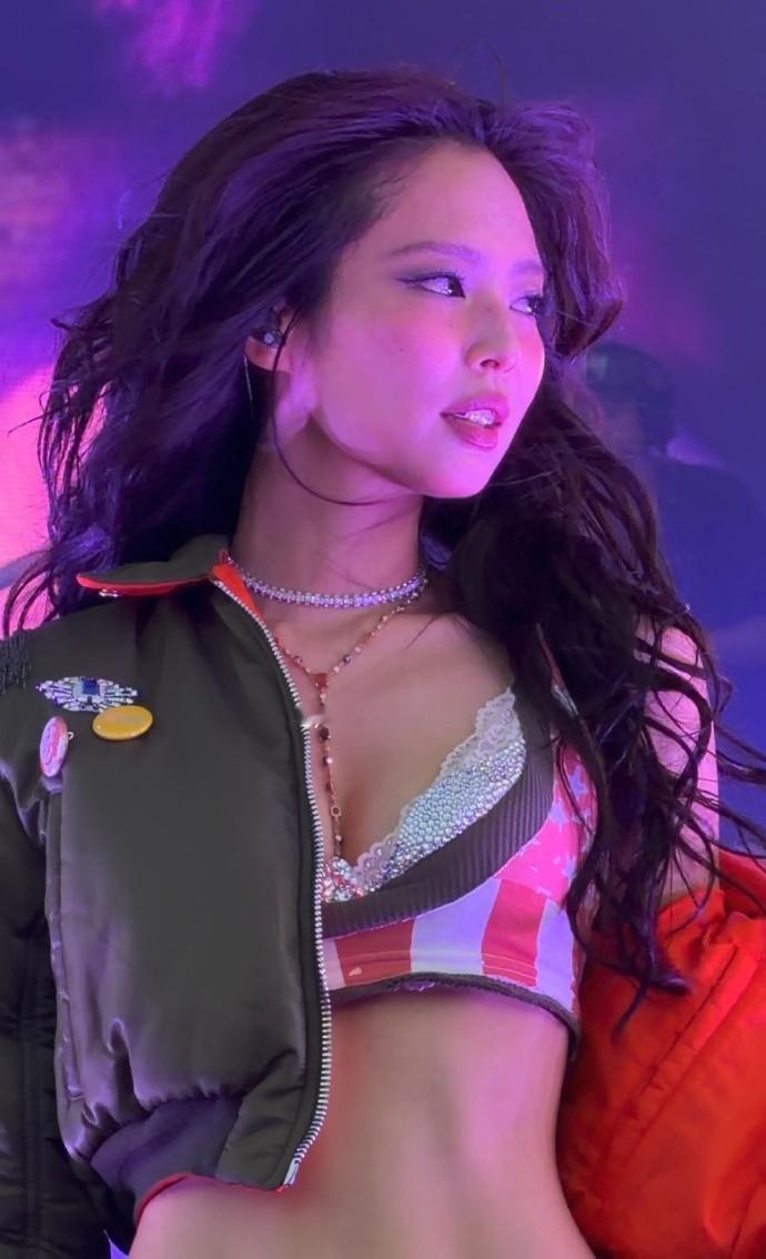 Jennie 在纽约 Governors Ball 音乐节上的造型简直太辣啦🥵