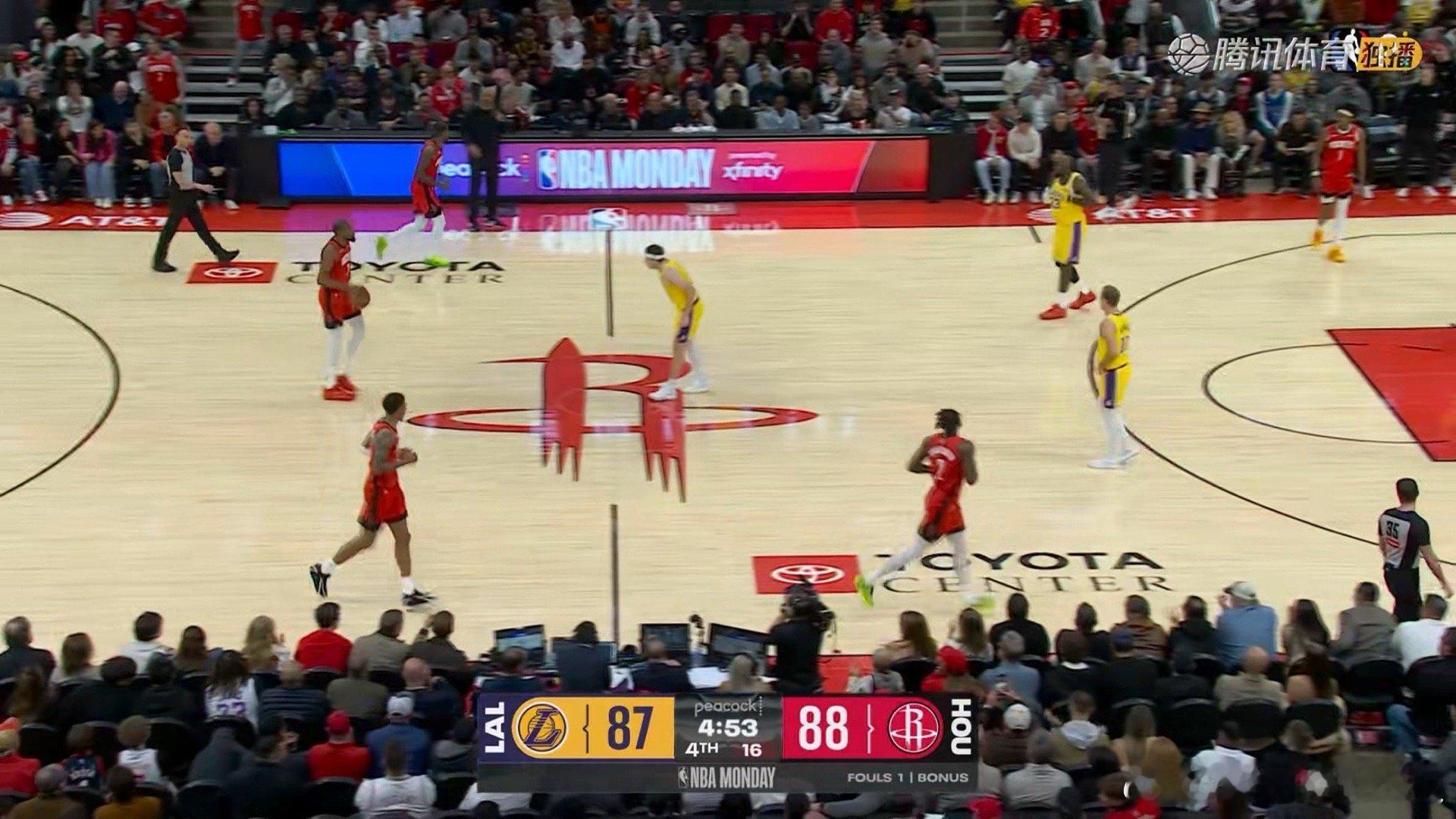 篮板被抢爆了。。 湖人vs火箭