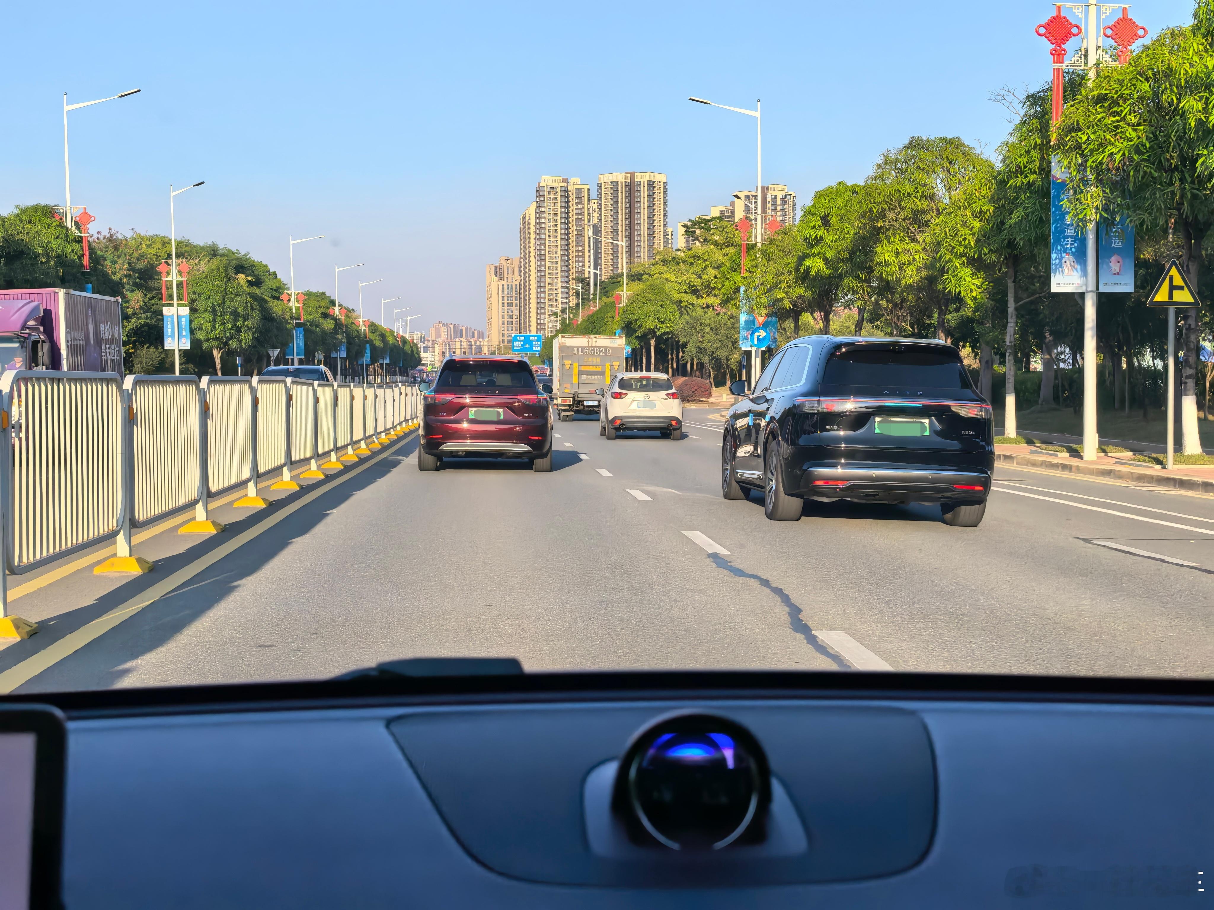 昨天在东莞开智界r7，前面一辆M8、一辆M9。789三台车同框，都亮着小蓝灯华为