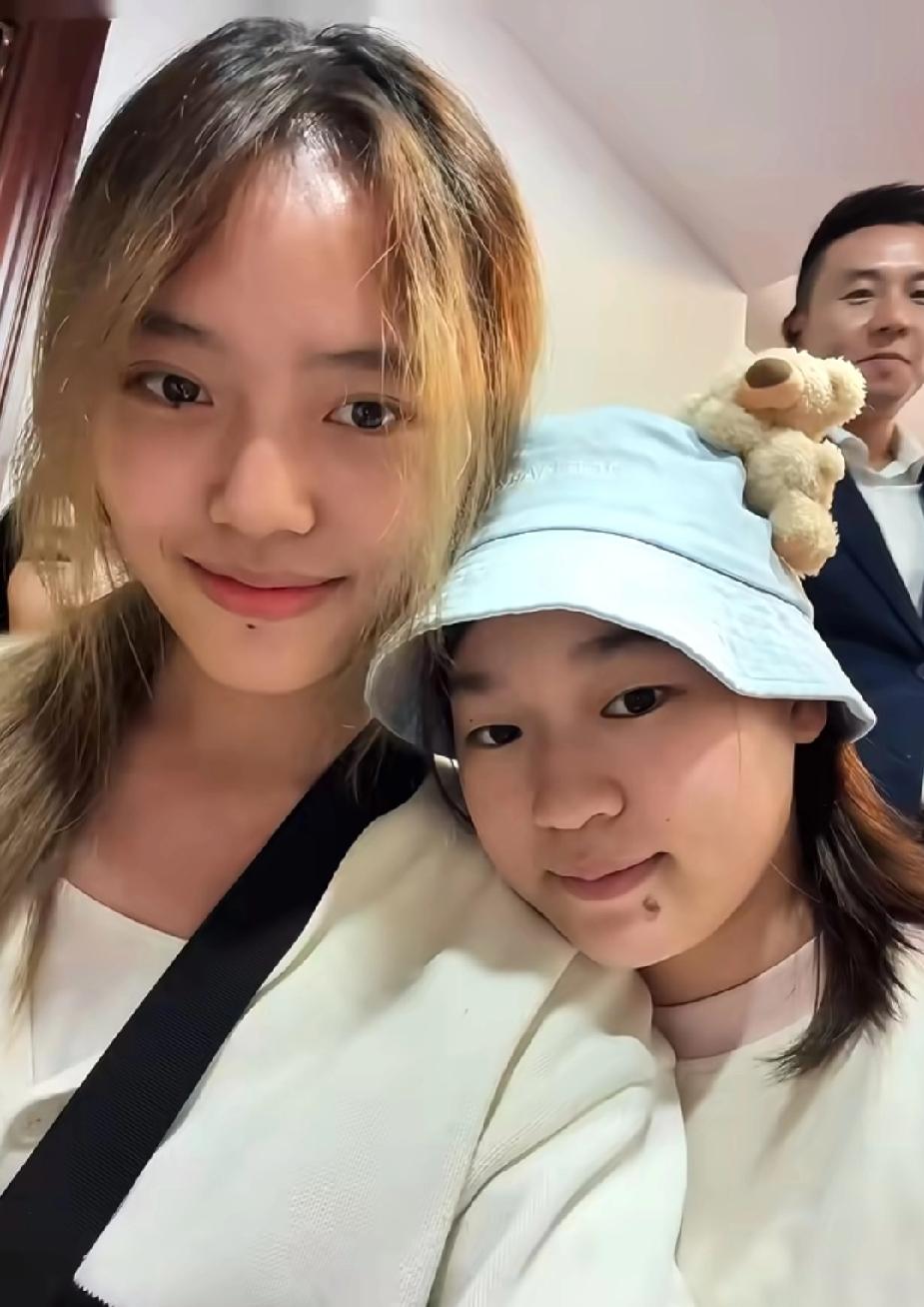 全红婵暨南大学合影太戳心！和大家贴贴完全没架子
 
全妹在暨南大学的合影真的好治