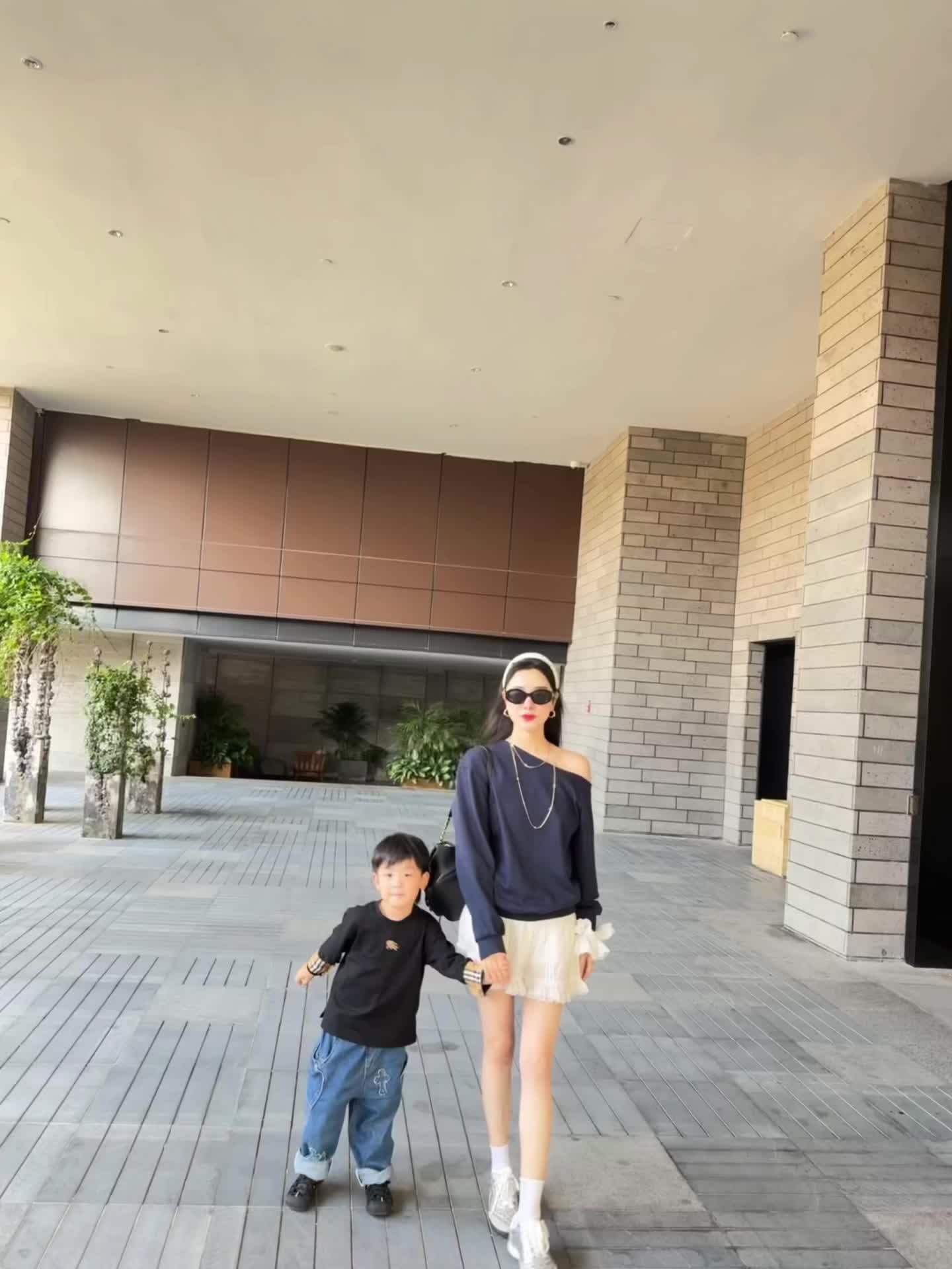 互相陪伴 又一起走过一年 在那些不足挂齿的苦难中 只因你的一句“妈妈”...
